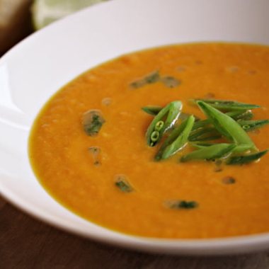 detalj av suppetallerken med gulrotsuppe