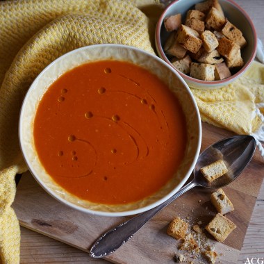 tomatsuppe med chili og hjemmelagde krutonger