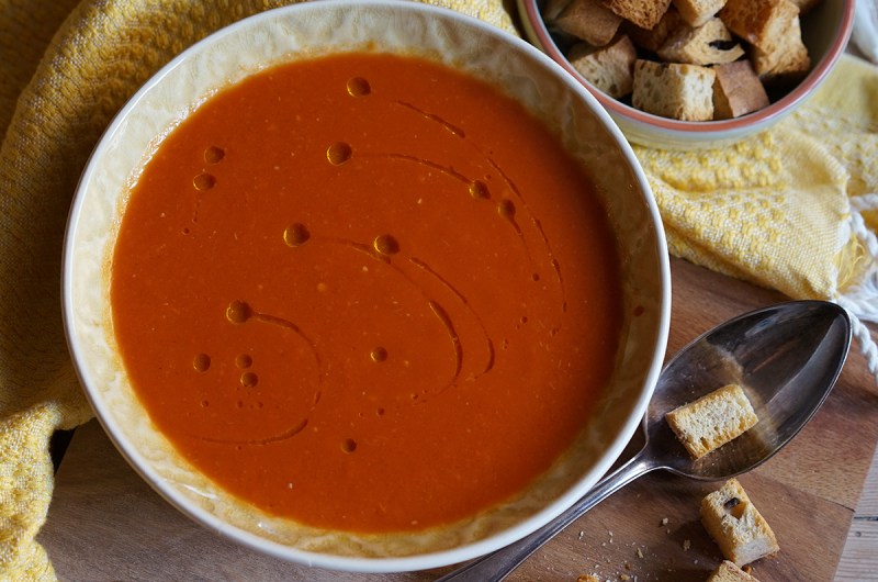 tomatsuppe med chili og hjemmelagde krutonger