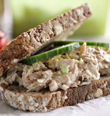 nærbilde av tunfisksandwich
