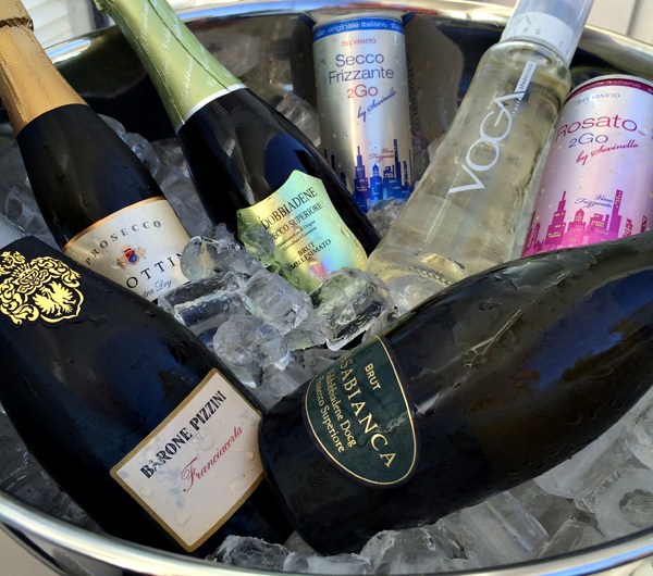 Vinkjøler med is og mange forskjellige flasker og bokser med vin