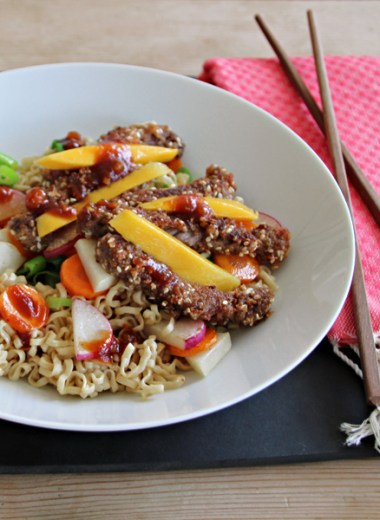 tallerken med nudelwok med biffkjøtt og mango