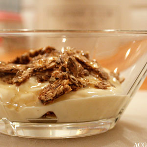 skål med yoghurt og knekkebrød og honning